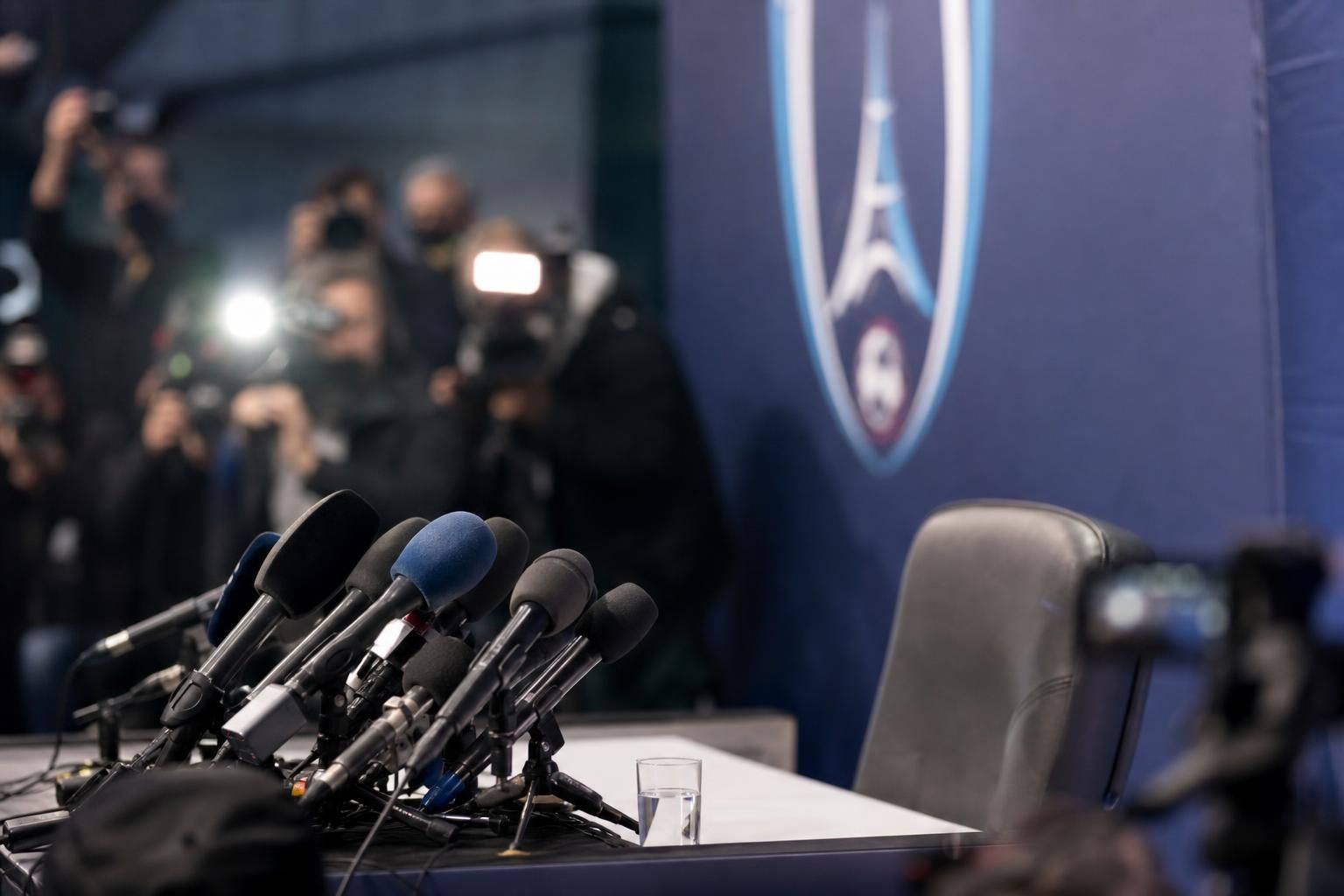 Persmoment bij Paris FC rond de aanstelling van een nieuwe trainer