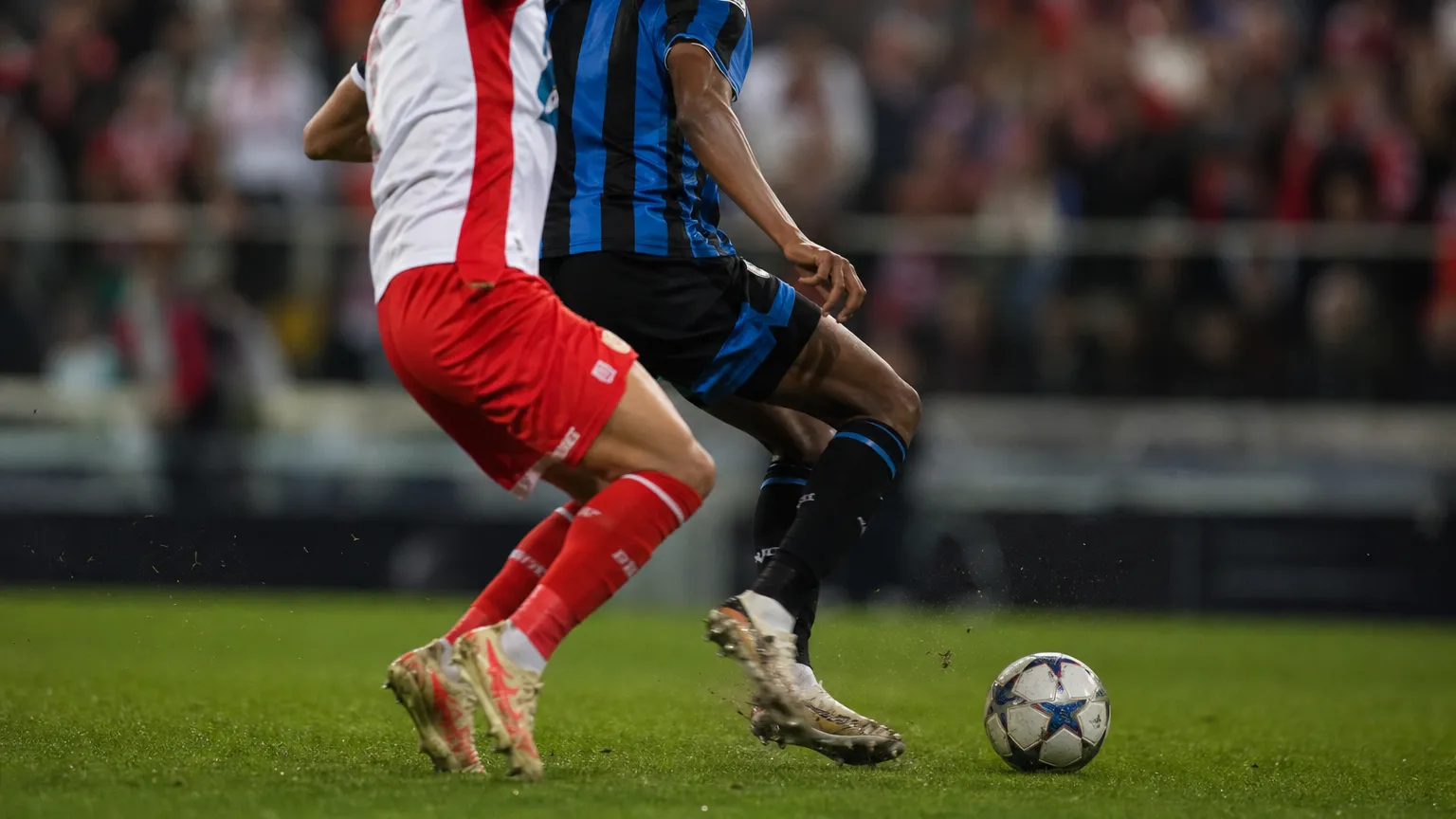 Wedstrijdsfeer rond KV Kortrijk tegen Club Brugge op de openingsspeeldag.