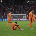 Nederlandse spelers verzamelen op het veld na de WK-wedstrijd tegen Marokko