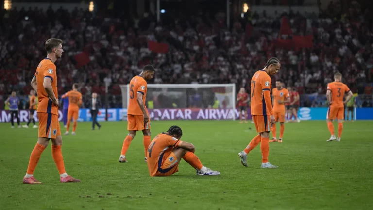 Nederlandse spelers verzamelen op het veld na de WK-wedstrijd tegen Marokko