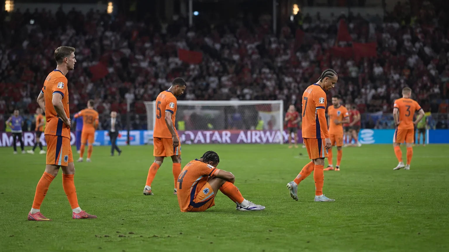 Nederlandse spelers verzamelen op het veld na de WK-wedstrijd tegen Marokko