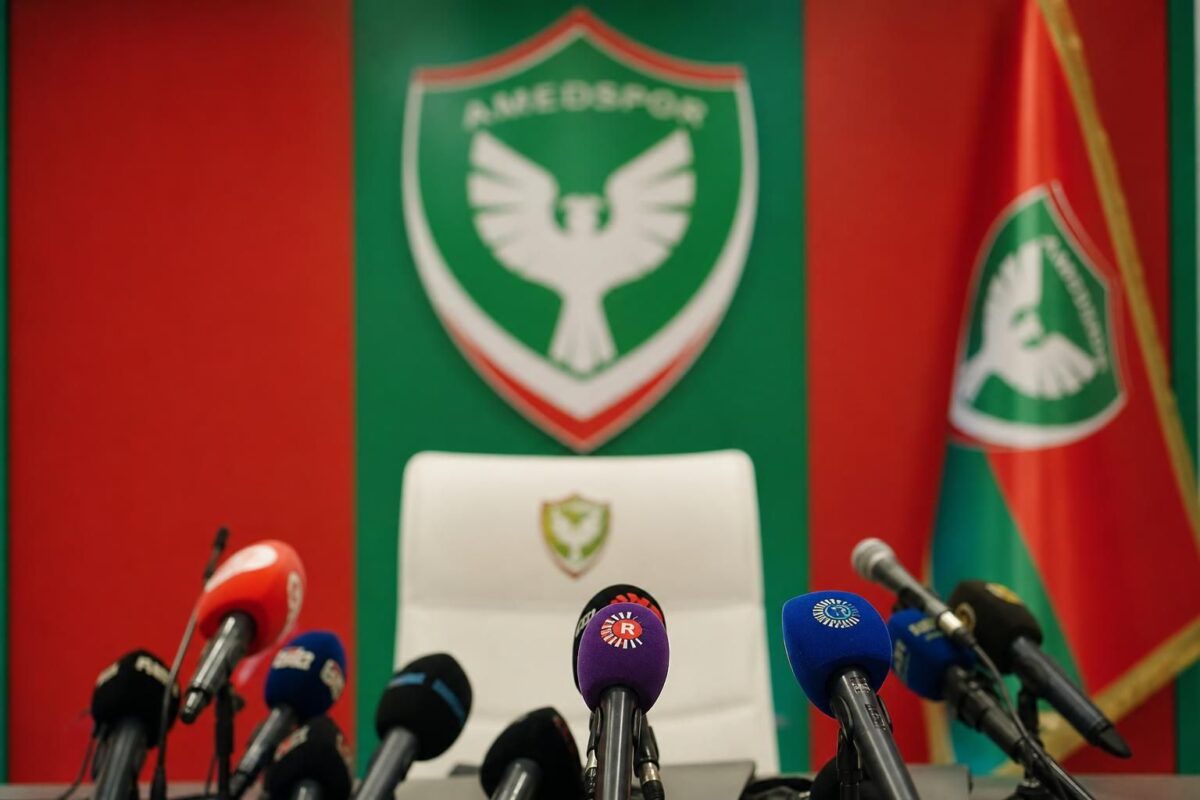 Stadioncontext rond Amedspor bij de start van een nieuw trainershoofdstuk voor Stef Wils