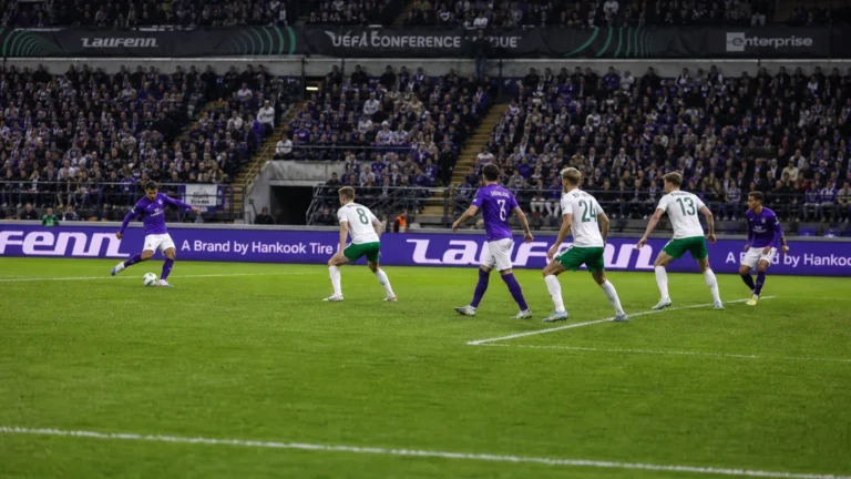 Anderlecht valt in paars-wit aan tijdens de Europese thuiswedstrijd tegen Hammarby