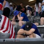 Amerikaanse supporters reageren ontgoocheld na de nederlaag tegen de Rode Duivels