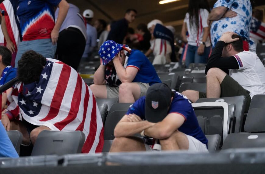 Amerikaanse supporters reageren ontgoocheld na de nederlaag tegen de Rode Duivels