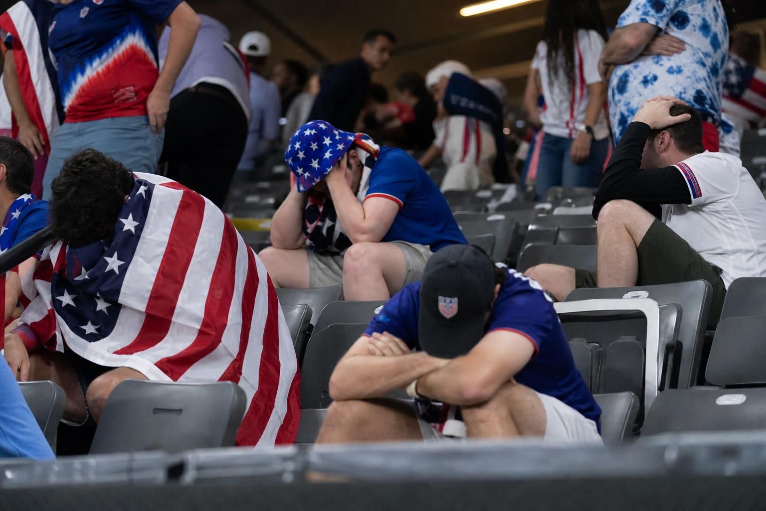 Amerikaanse supporters reageren ontgoocheld na de nederlaag tegen de Rode Duivels