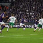 Spelers van Anderlecht en Hammarby tijdens een Europese wedstrijd in een gevuld stadion