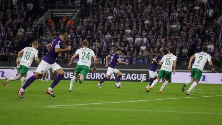 Spelers van Anderlecht en Hammarby tijdens een Europese wedstrijd in een gevuld stadion