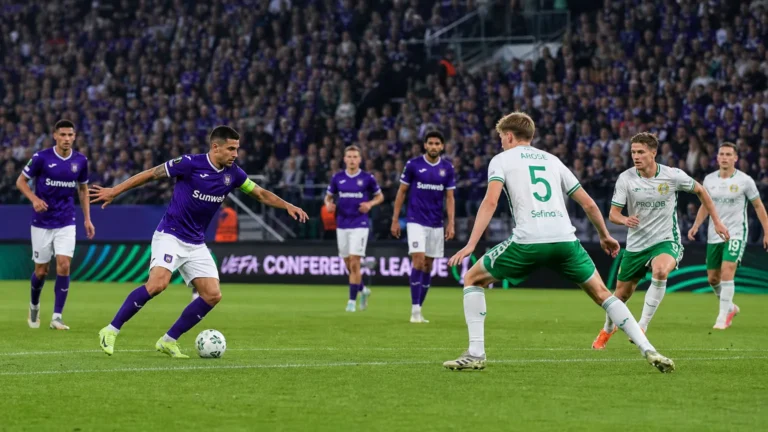 Spelers van Anderlecht en Hammarby tijdens hun Europese voorrondewedstrijd