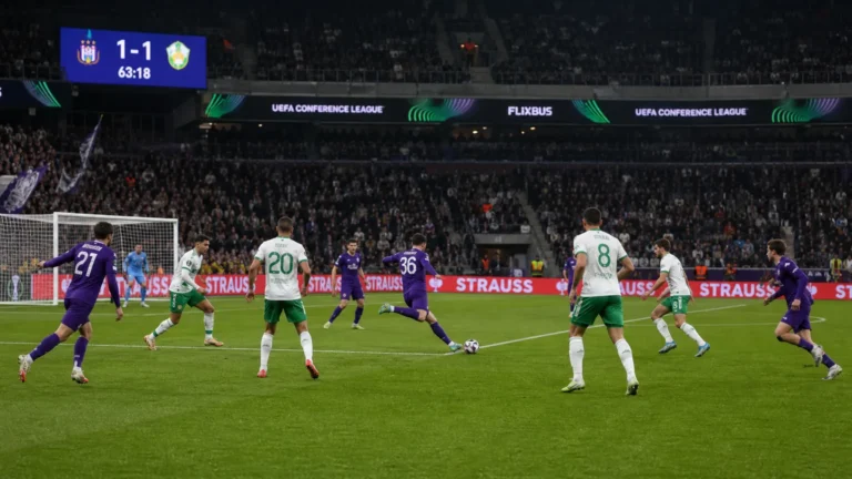 Brede wedstrijdscène met Anderlecht en Hammarby tijdens hun Europese duel