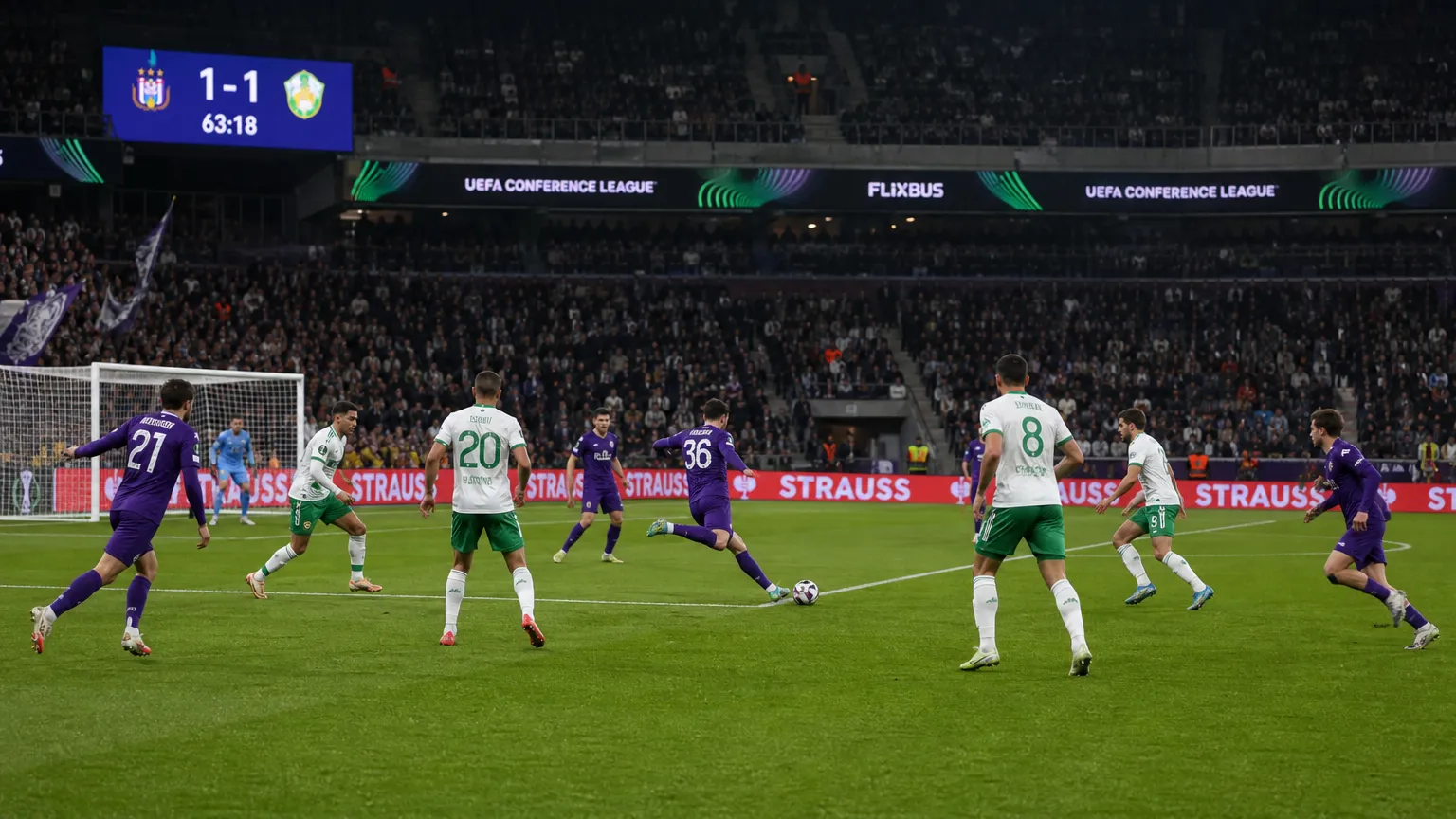 Brede wedstrijdscène met Anderlecht en Hammarby tijdens hun Europese duel