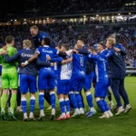 Spelers van KAA Gent vieren samen na de gewonnen strafschoppenreeks