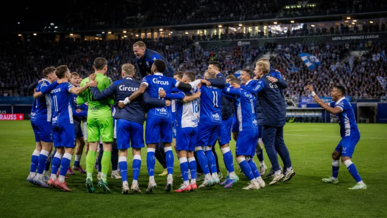 Spelers van KAA Gent vieren samen na de gewonnen strafschoppenreeks