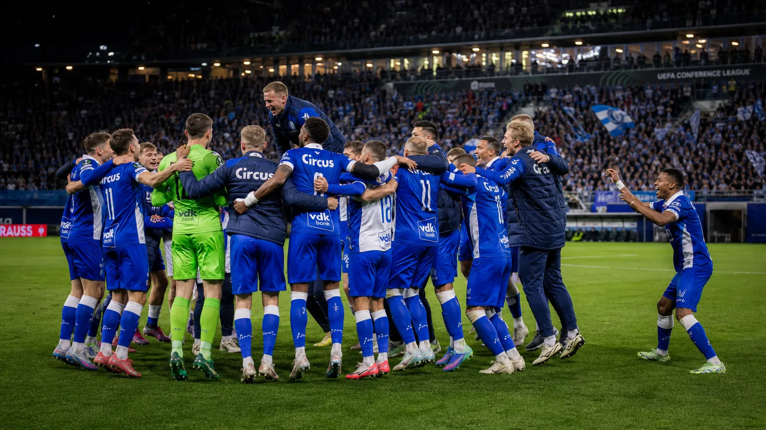 Spelers van KAA Gent vieren samen na de gewonnen strafschoppenreeks