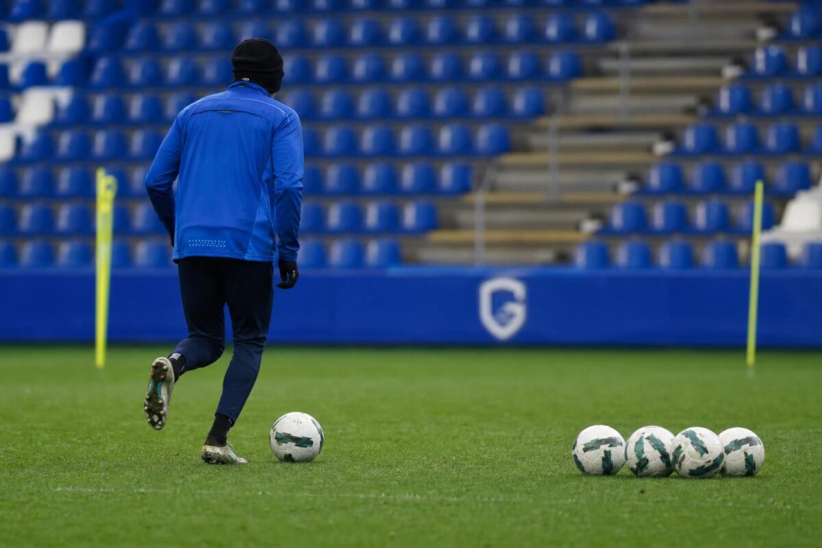 Gespannen trainingscontext bij KRC Genk zonder herkenbare spelers