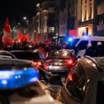 Marokkaanse supporters vieren een WK-zege in een drukke stadsomgeving
