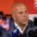 Arne Slot in een perscontext rond zijn toekomst als trainer