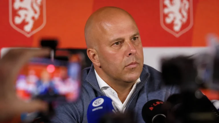 Arne Slot in een perscontext rond zijn toekomst als trainer