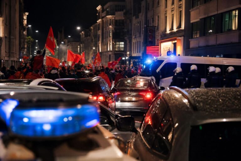 Marokkaanse supporters vieren een WK-zege in een drukke stadsomgeving