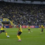 Spelers van Union tijdens een wedstrijd in een gevuld Brussels stadion