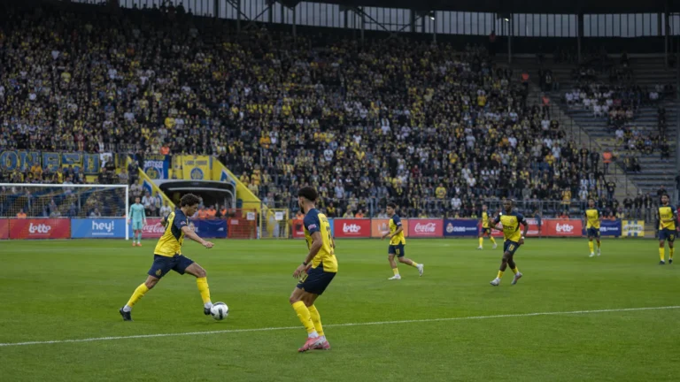 Spelers van Union tijdens een wedstrijd in een gevuld Brussels stadion