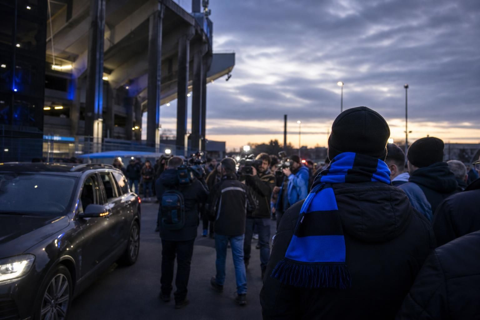 Transfercontext rond Club Brugge met blauw-zwarte sfeer aan het stadion