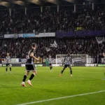 Spelers van Sporting Charleroi tijdens een wedstrijd in een gevuld stadion