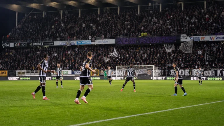 Spelers van Sporting Charleroi tijdens een wedstrijd in een gevuld stadion