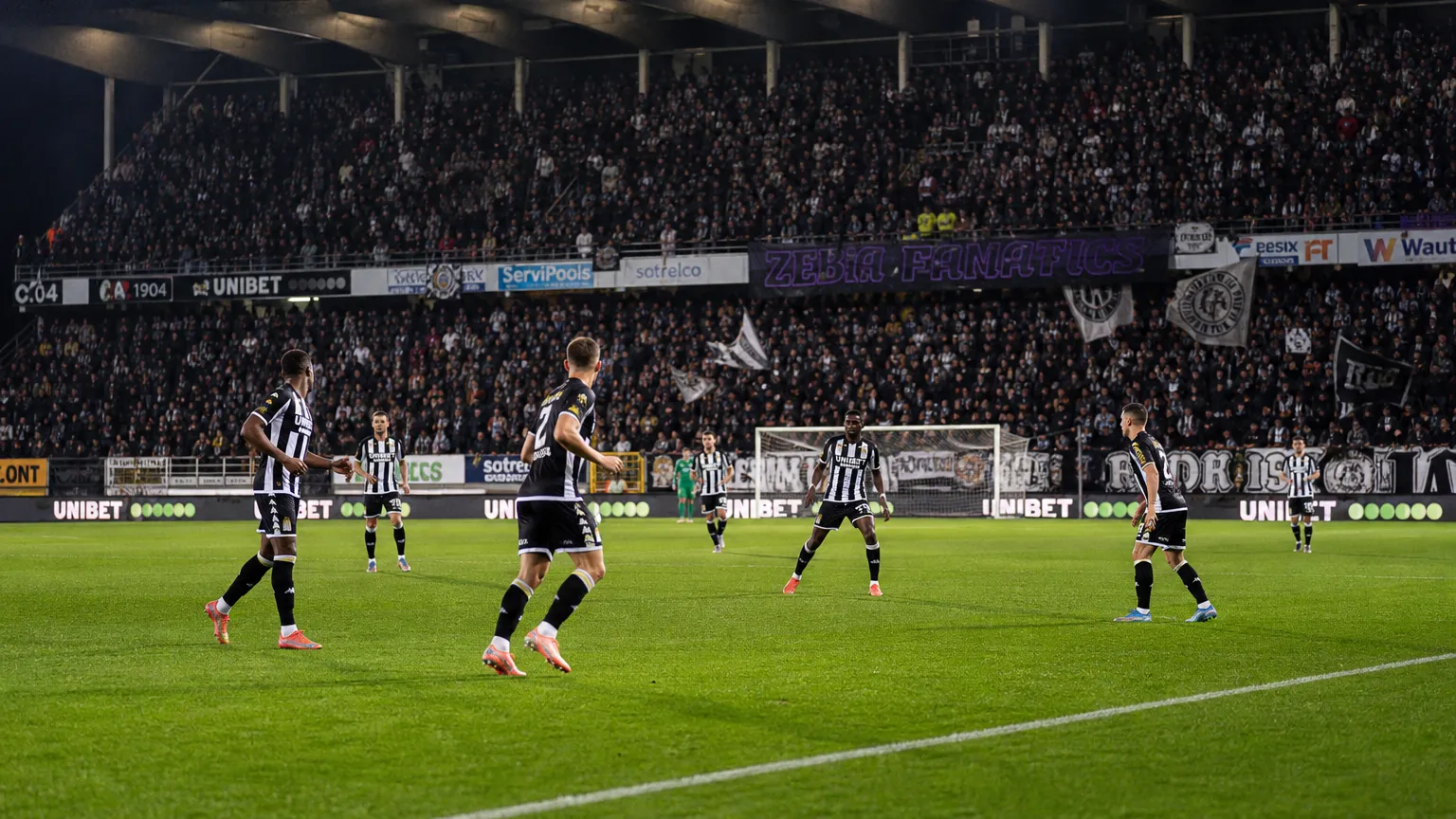 Spelers van Sporting Charleroi tijdens een wedstrijd in een gevuld stadion