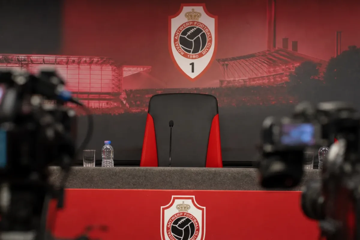 Perscontext rond de trainerszoektocht van Royal Antwerp FC op de Bosuil
