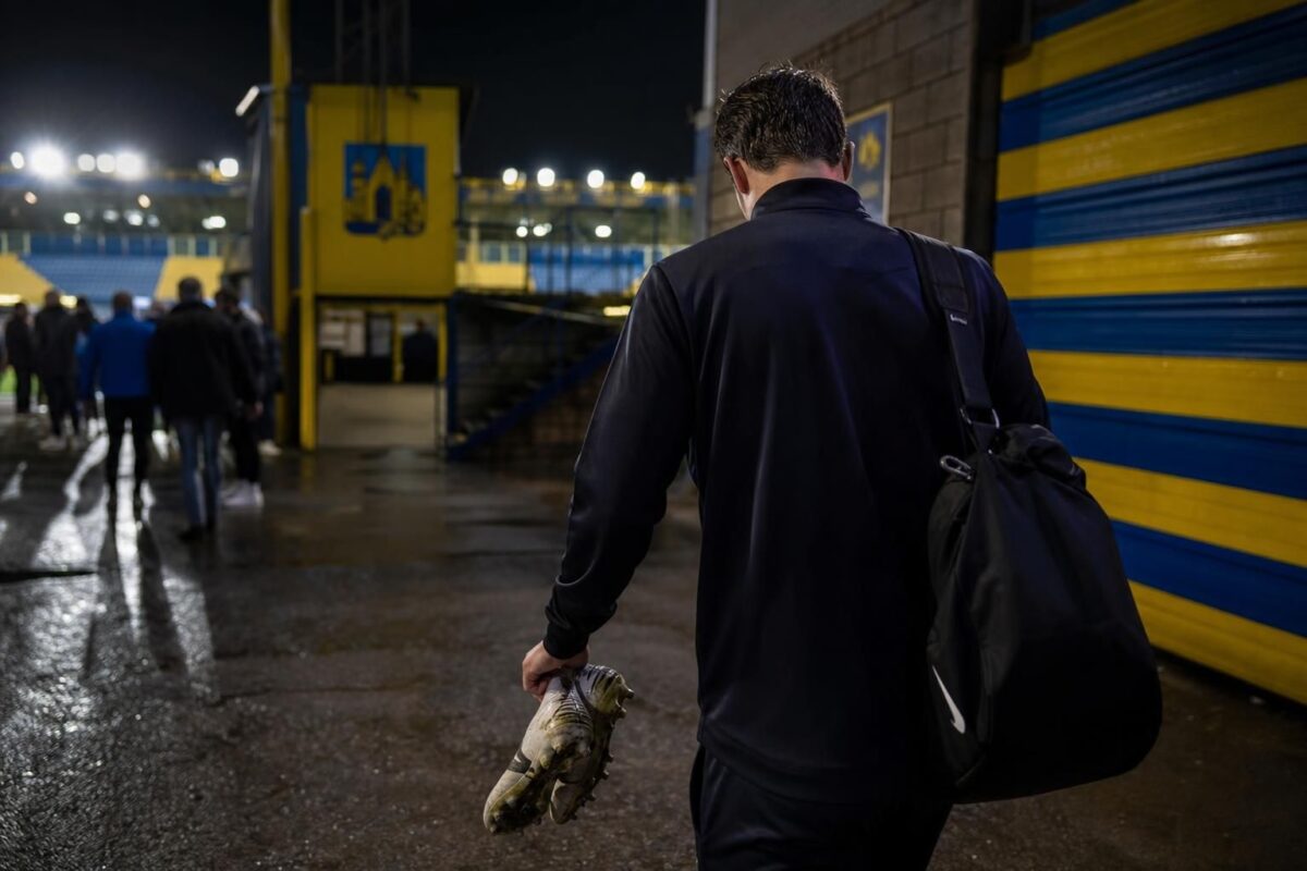 Transfercontext rond KVC Westerlo met nadruk op vertrek en clubkleuren zonder herkenbare gezichten.
