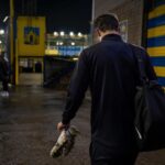 Transfercontext rond KVC Westerlo met nadruk op vertrek en clubkleuren zonder herkenbare gezichten.