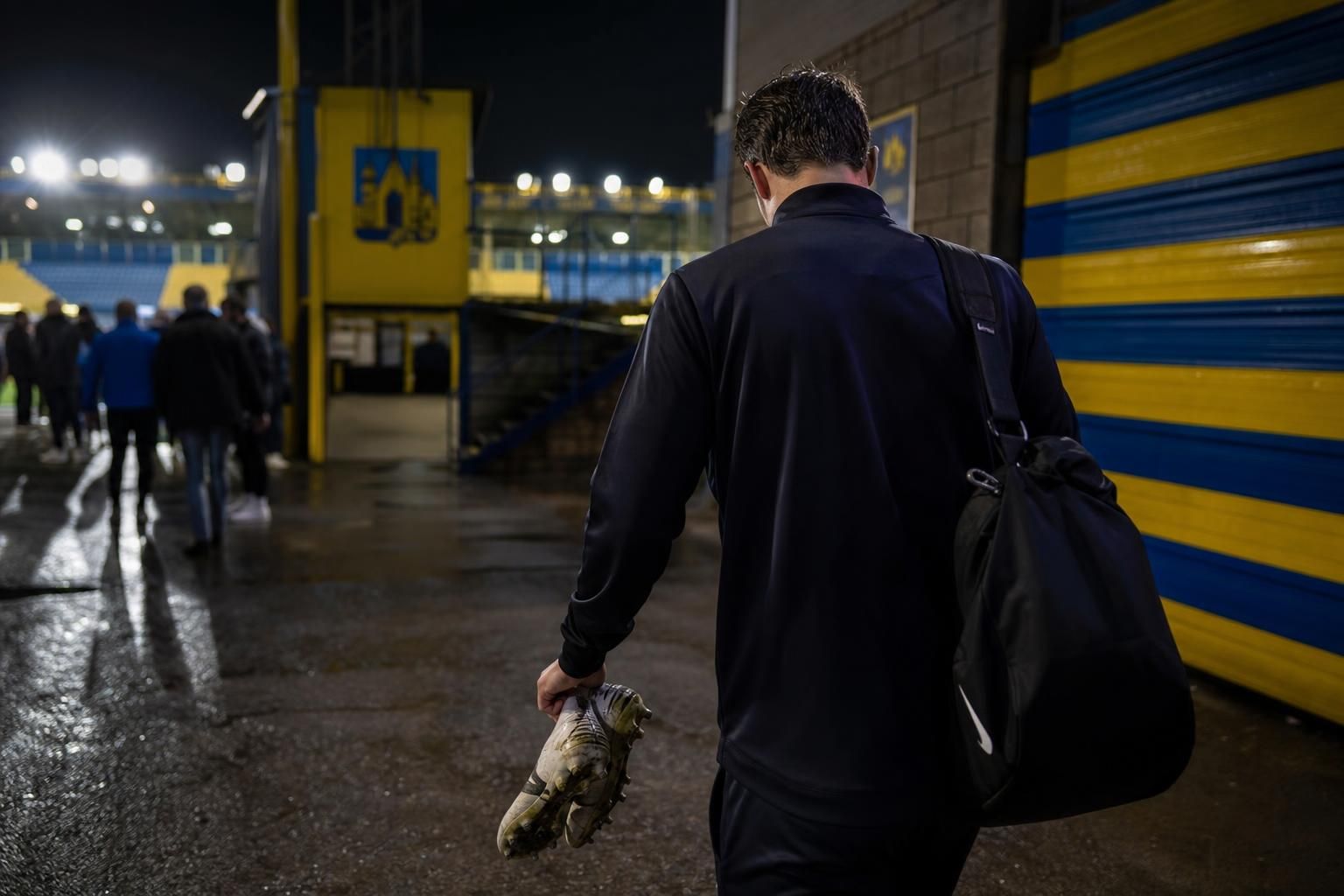 Transfercontext rond KVC Westerlo met nadruk op vertrek en clubkleuren zonder herkenbare gezichten.