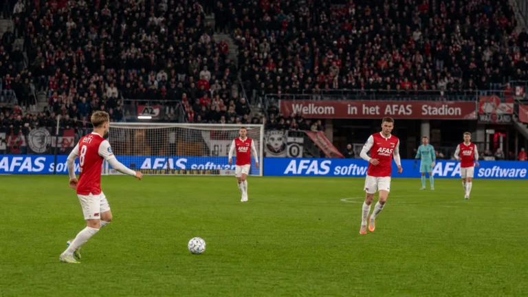 Spelers van AZ tijdens een wedstrijd in hun thuisstadion