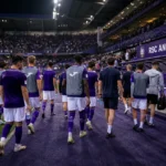 Niet-herkenbare spelers en staf van RSC Anderlecht aan de stadionrand na een Europese match.