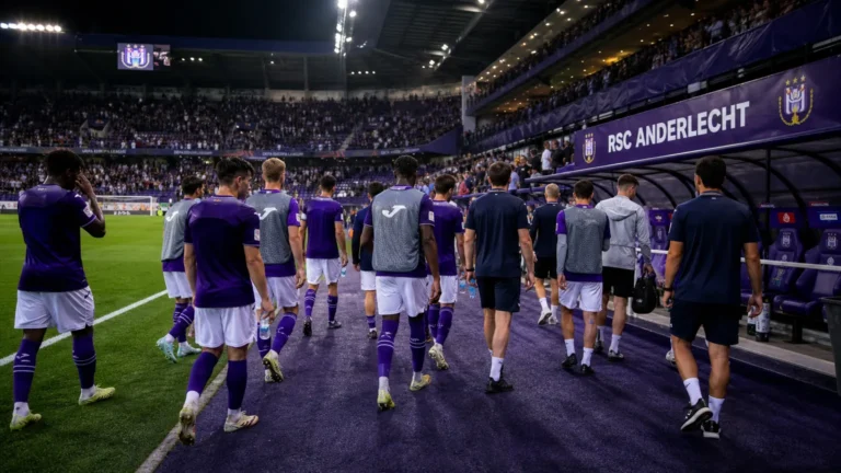 Niet-herkenbare spelers en staf van RSC Anderlecht aan de stadionrand na een Europese match.