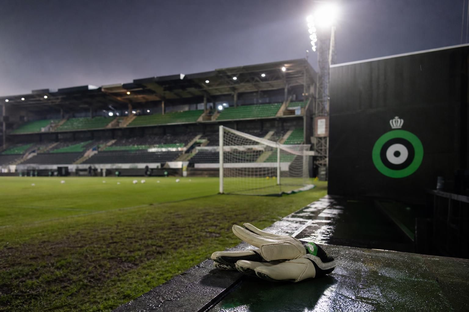 Sfeerbeeld rond Cercle Brugge in een transferzomer met toenemende druk onder de lat