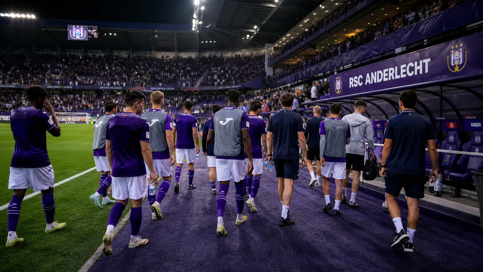 Niet-herkenbare spelers en staf van RSC Anderlecht aan de stadionrand na een Europese match.