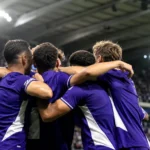 Anderlecht-spelers vieren tijdens een Europese kwalificatiewedstrijd zonder herkenbare gezichten