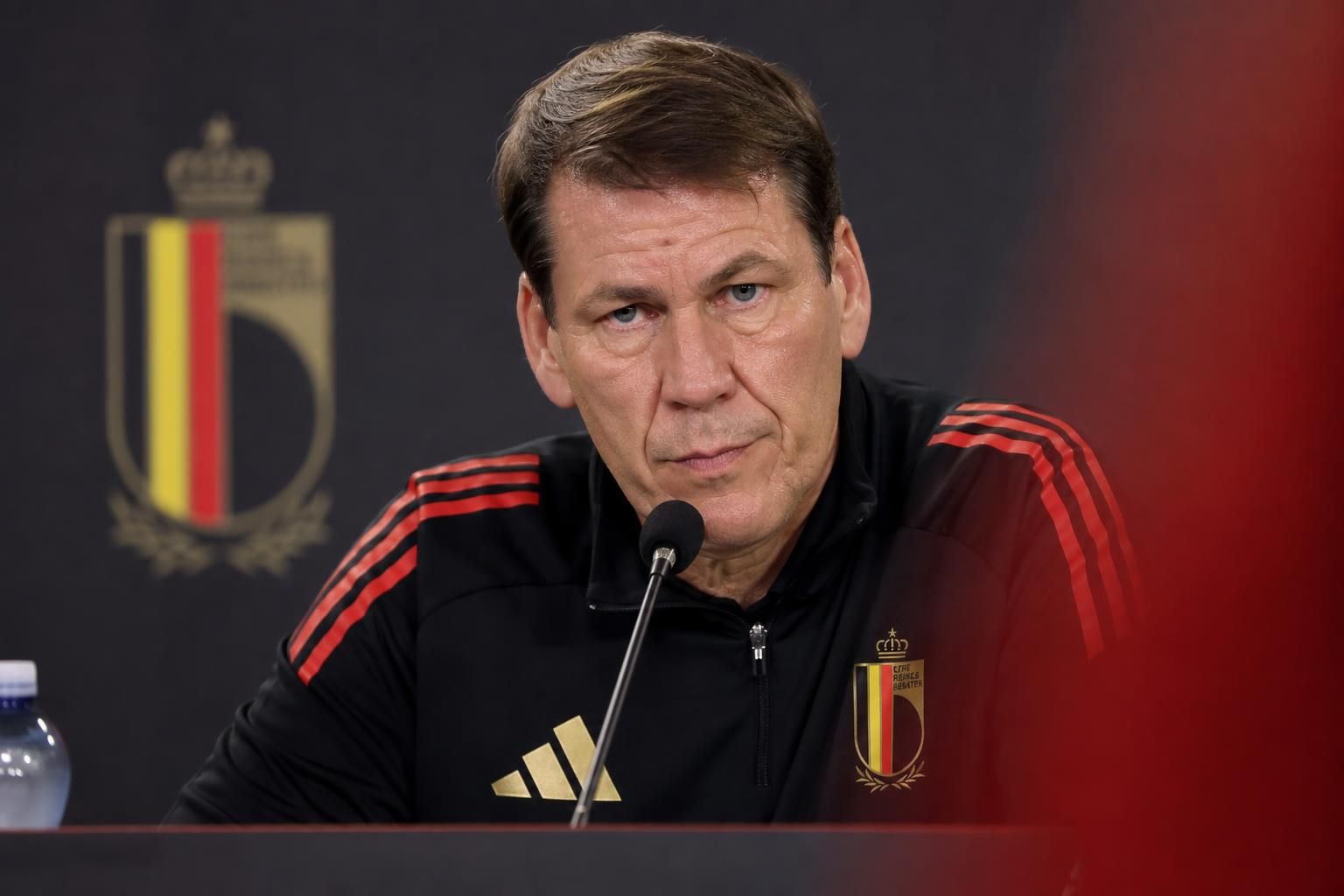 Rudi Garcia in een perscontext bij de Rode Duivels voor de WK-kwartfinale tegen Spanje