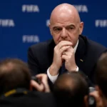 Gianni Infantino tijdens een gespannen FIFA-persmoment rond de discussie over WK-rechten