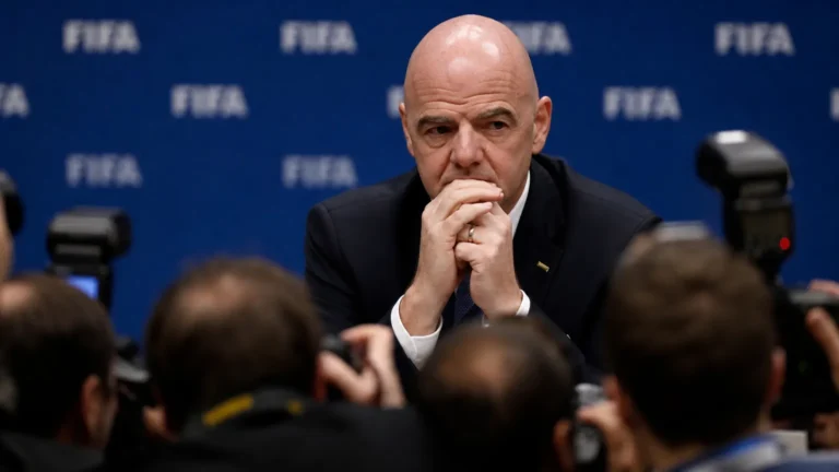 Gianni Infantino tijdens een gespannen FIFA-persmoment rond de discussie over WK-rechten
