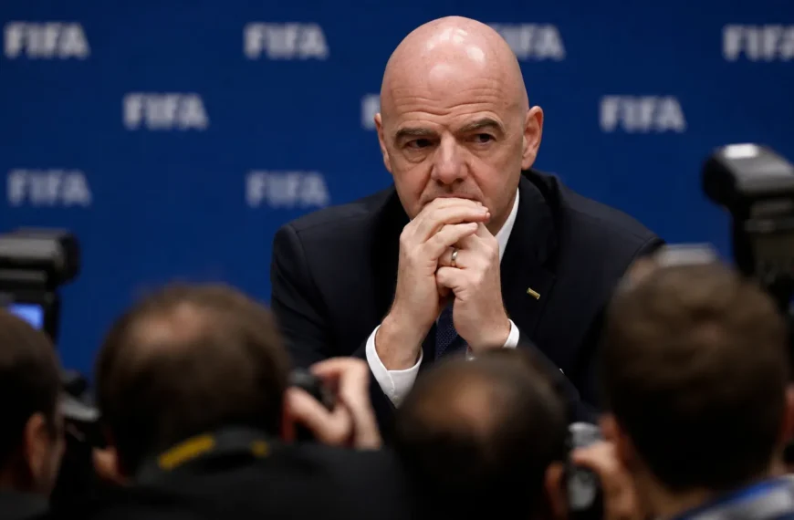 Gianni Infantino tijdens een gespannen FIFA-persmoment rond de discussie over WK-rechten