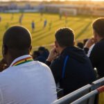 Scouts volgen een jong voetbaltalent in een transfercontext rond Club Brugge en KRC Genk