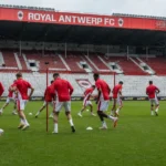 Niet-herkenbare Antwerp-spelers warmen op op het veld van de Bosuil.