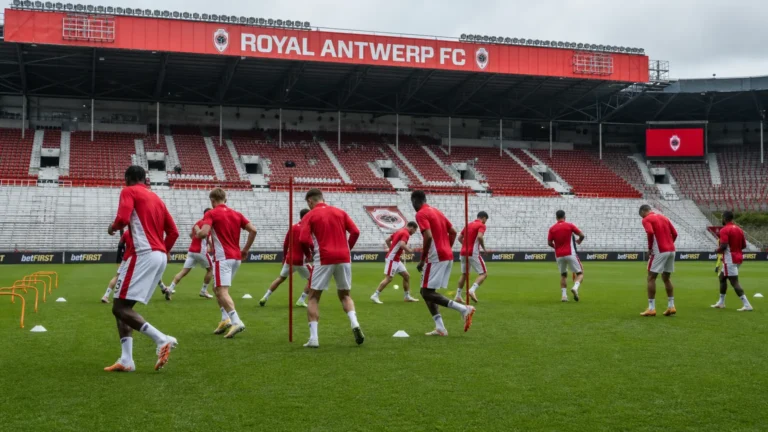 Niet-herkenbare Antwerp-spelers warmen op op het veld van de Bosuil.