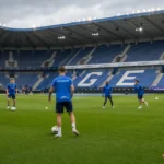 Niet-herkenbare spelers van KRC Genk warmen op in de Cegeka Arena.