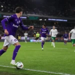 Brede wedstrijdactie langs de flank in het Lotto Park met niet-herkenbare Anderlecht-spelers.