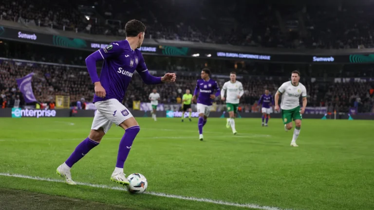 Brede wedstrijdactie langs de flank in het Lotto Park met niet-herkenbare Anderlecht-spelers.