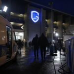 Gespannen stadionomgeving bij KRC Genk rond een mogelijke trainerswissel